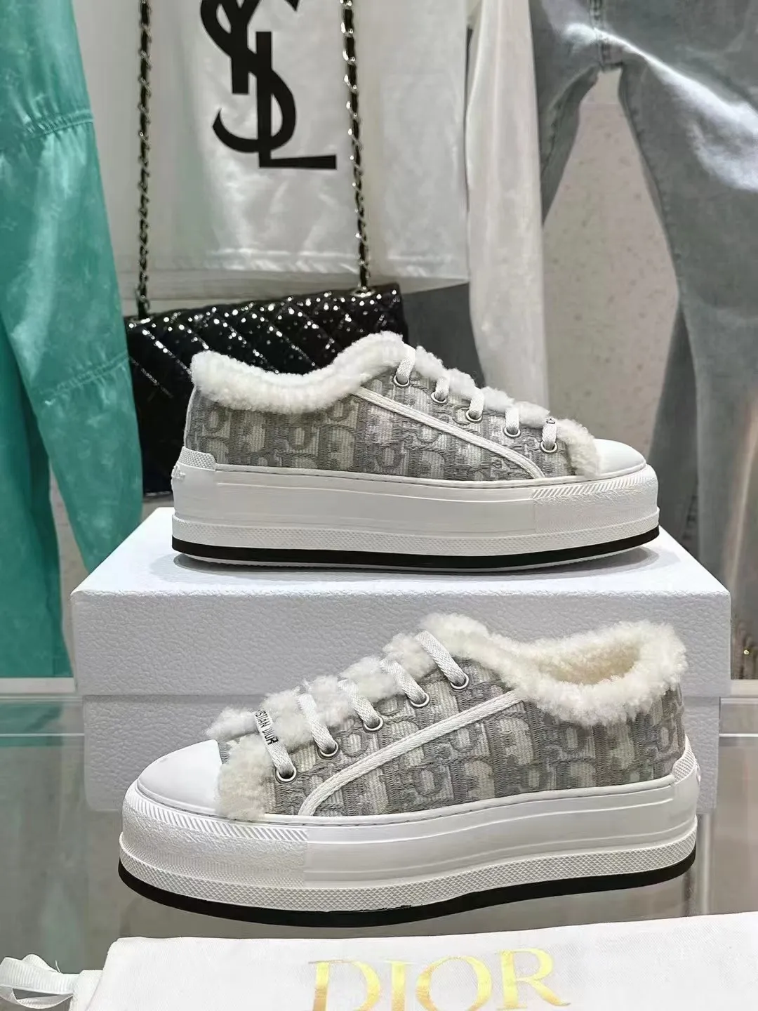 👟👟Ex-factory price 640👟👟——Dior Dior embroidered thick-soled wool casual shoes, fur shoes 𝐃𝐈𝐎𝐑 𝐖𝐚𝐥𝐤'𝐧 Dior presbyopic embroidered wool thick-soled canvas shoes, casual sports shoes, this Walk'n'Dior Thick-soled sneakers are a stylish piece that elevate the collection. Oblique printed cotton embroidered upper with comfortable platform sole, tongue and Christian Dior Paris signature laces. Can add fashionable temperament to all kinds of casual looks. Original custom-made imported Oblique printed embroidery fabric. Imported soft sheepskin lining. Original exclusive open-molded TPU material outsole. Bottom thickness 4.5CM. Size: Women's 35-41 (custom-made 41 is non-refundable)
